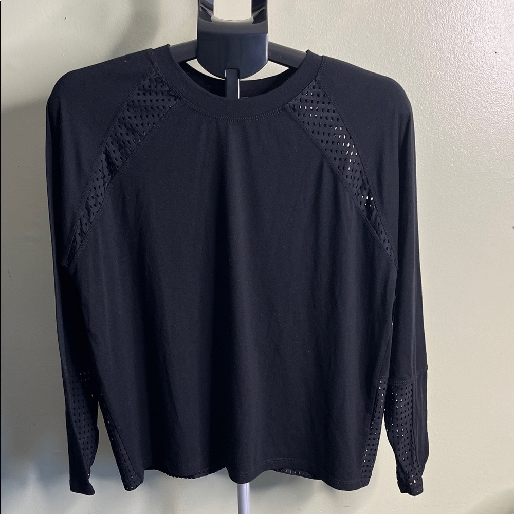 Onzie Flow black mesh details long sleeve shirt, size ML